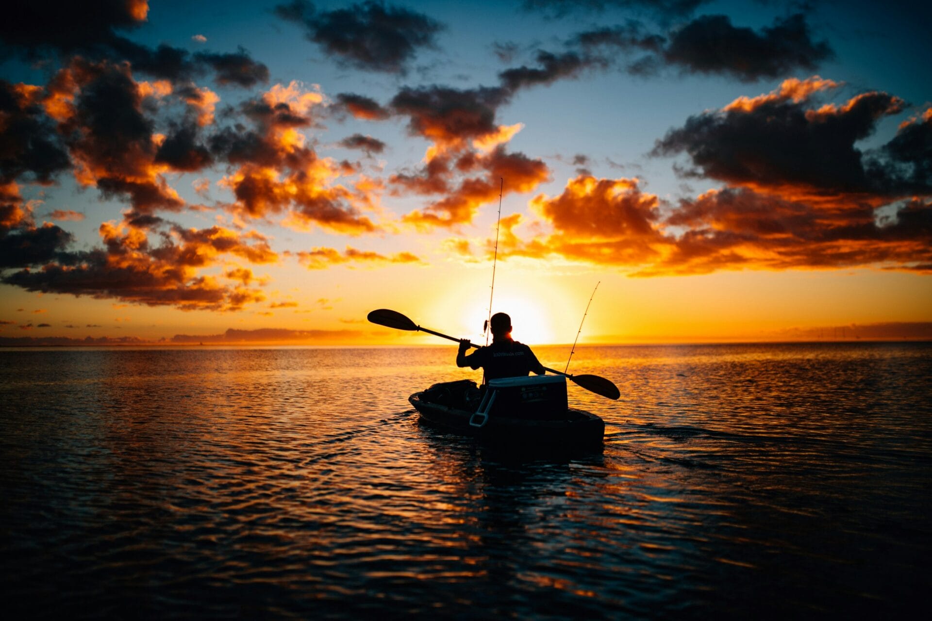 silhouette d'une personne faisant du canoé au couché du soleil en ne se posant plus la question: Comment vivre sa passion?