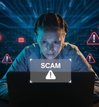 Personne inquiète devant un écran affichant une alerte d'arnaque en ligne avec des icônes de cybersécurité.